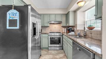 House, 2 Queen Beds (Sunset Reef 112) | Private kitchen