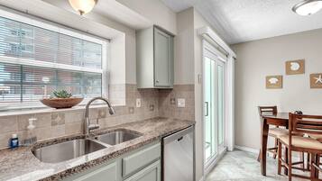 House, 2 Queen Beds (Sunset Reef 112) | Private kitchen