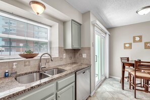 House, 2 Queen Beds (Sunset Reef 112) | Private kitchen