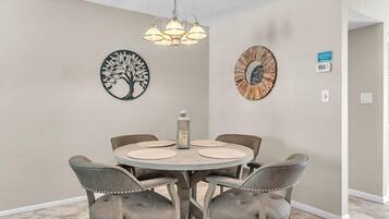 House, 2 Queen Beds (Sunset Reef 112) | Dining