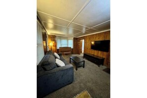 Living area - Crest Lodge Historic Mountain Inn - Big bear (Crestline)