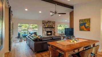 Smart-TV, bøker og kontorer