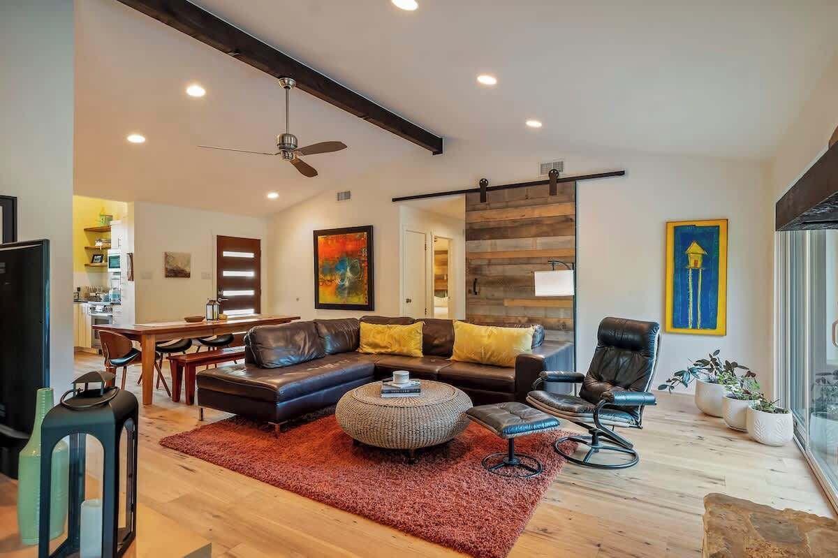 Smart-TV, bøker og kontorer