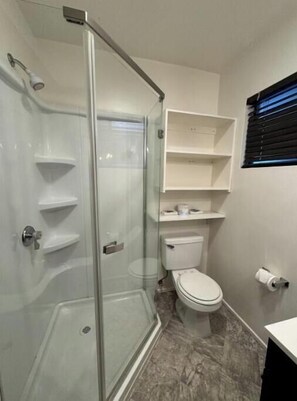 Shower, hair dryer, towels, soap - Crest Lodge Historic Mountain Inn - Silverwood (Crestline)