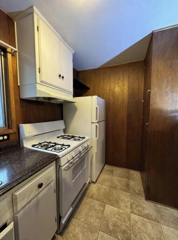 Private kitchen - Crest Lodge Historic Mountain Inn - Silverwood (Crestline)