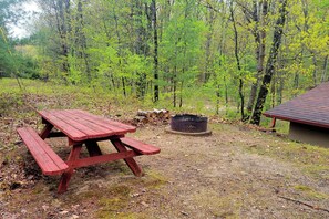 Outdoor dining - Loon Lodge on Bear Lake (Bear Lake)