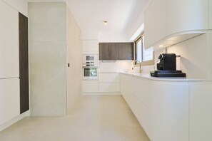 Kühlschrank, Mikrowelle, Ofen, Geschirrspüler