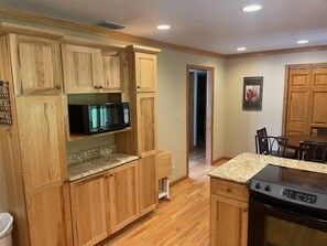 Fridge, microwave, oven, stovetop - Shuler Farm: 3BR House (Robbinsville)