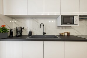 Fridge, oven, stovetop, dishwasher