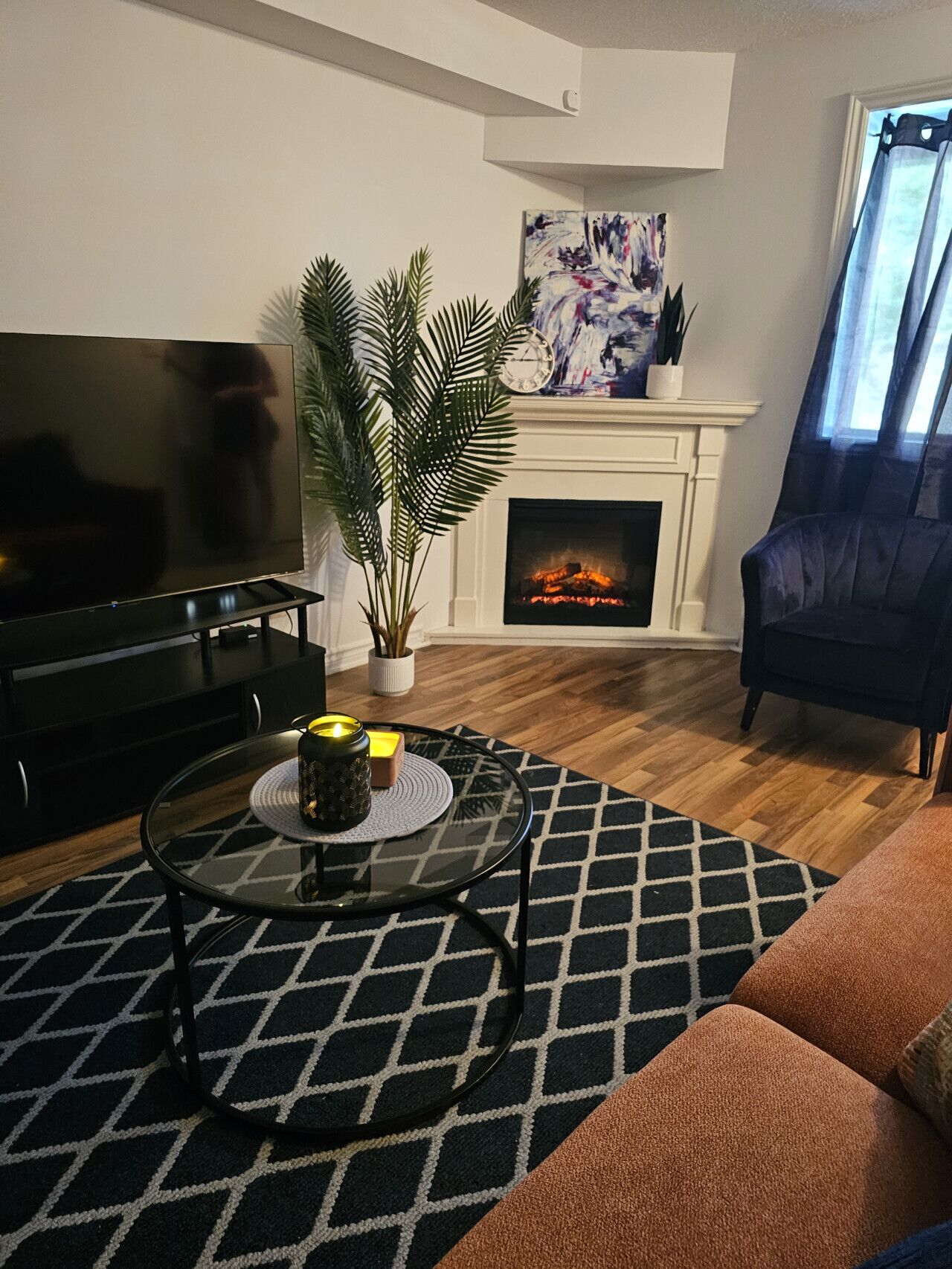 Smart TV, fireplace