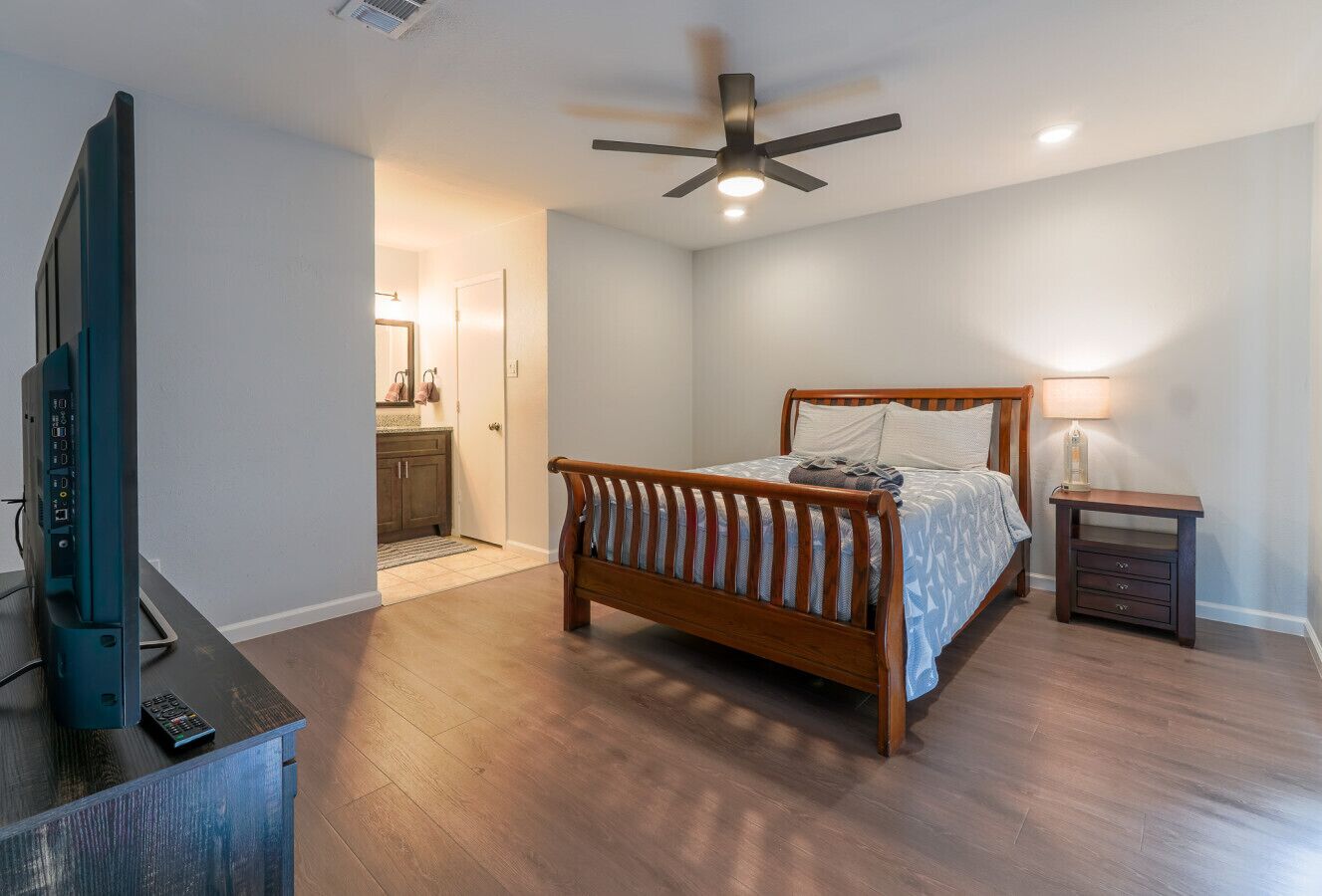 4 slaapkamers, een strijkplank/strijkijzer, gratis wifi, beddengoed