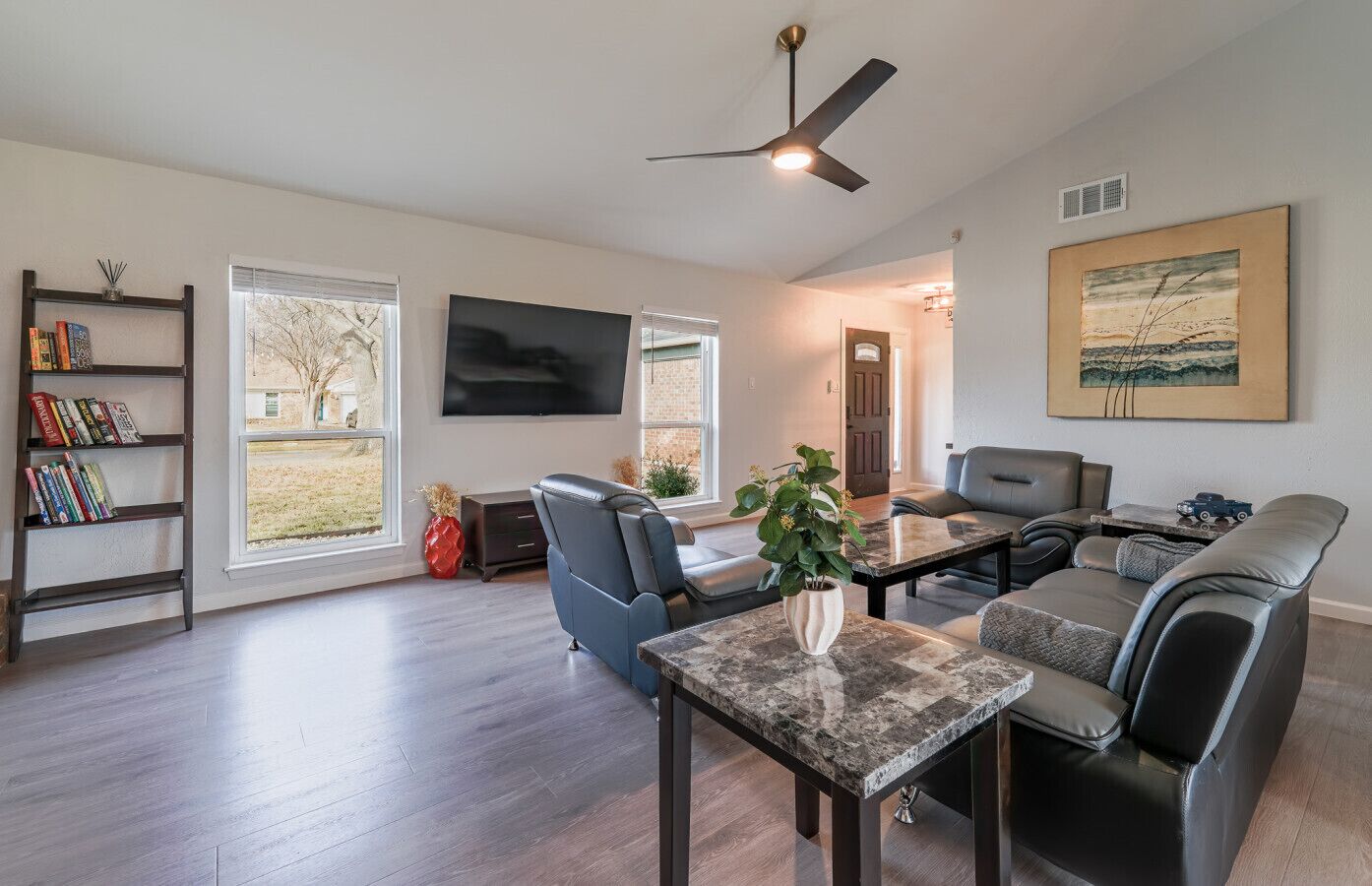 Een smart-tv en boeken