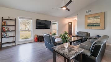 Een smart-tv en boeken