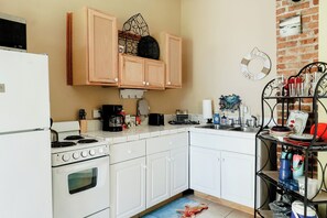 Fridge, microwave, oven, stovetop - Orange Gem minutes from the beach (Galveston)
