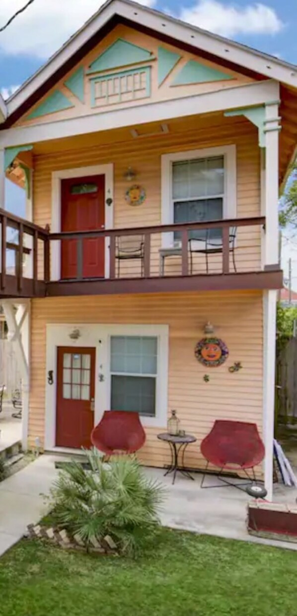 Exterior detail - Orange Gem minutes from the beach (Galveston)