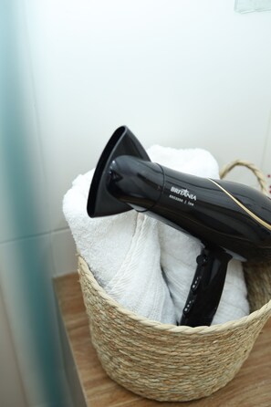 Suihku, hiustenkuivaaja, pyyhkeet, saippua