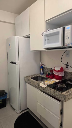 Comfort Apartment, City View | Private kitchen | Fridge, microwave, stovetop, cookware/dishes/utensils - Flat Nixxus 17 a passos da praia byLP (Ipojuca)