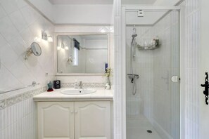 Douche, sèche-cheveux, bidet, serviettes fournies