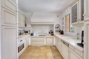 Mikroaaltouuni, uuni, liesi, astianpesukone