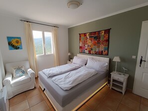 3 habitaciones, tabla de planchar con plancha, wifi y ropa de cama 