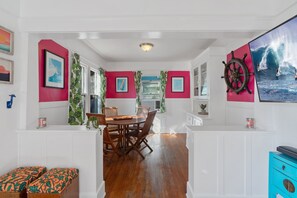 Dining - Chic Venice 1BR W/D, Patio + BBQ (Los Angeles)