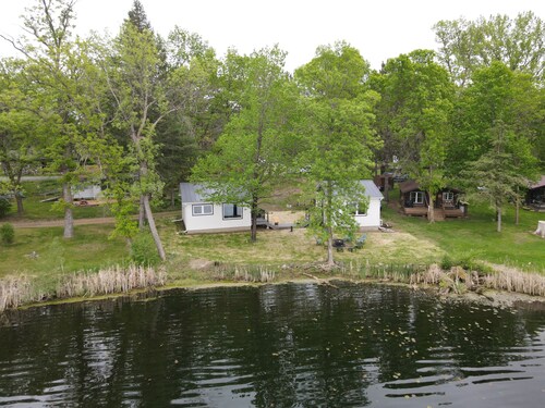 Charming 2-bedroom cottage on a lake.