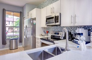 Réfrigérateur, four à micro-ondes, un four, surface de cuisson