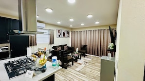 A compact living space with a kitchen area, a dining table, and a sofa. - Brooklyn Loft  (Sosúa)