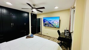 Caja de seguridad en la habitación y tabla de planchar con plancha