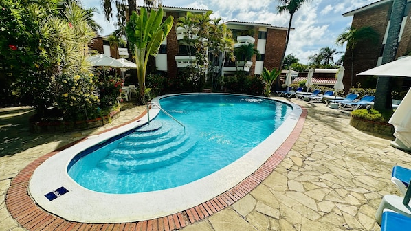 Una piscina al aire libre