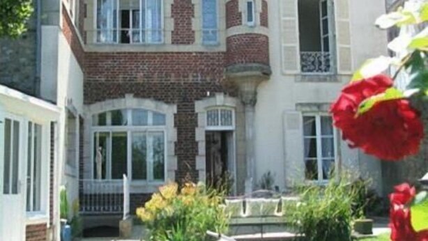 A two-story building with a brick facade, large windows, and a small balcony. - la  demeure de Laclais (Le Mans)