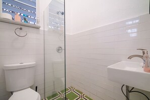 Shower, jetted tub, hair dryer, bidet - Luz Collection No.2 – Casa Brisa | 3BR Retreat (San Juan)