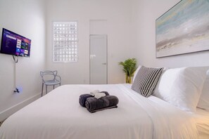 3 bedrooms, in-room safe, desk, iron/ironing board - Luz Collection No.2 – Casa Brisa | 3BR Retreat (San Juan)