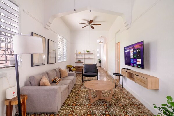 Smart TV, books - Luz Collection No.2 – Casa Brisa | 3BR Retreat (San Juan)