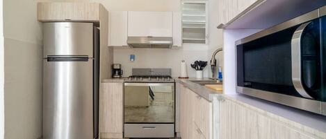 Kjøleskap, mikrobølgeovn, ovn og kokeplater