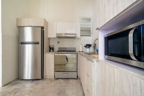 Réfrigérateur, four à micro-ondes, un four, surface de cuisson
