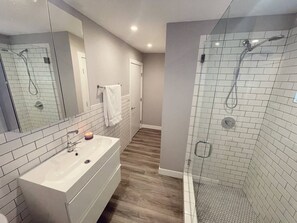 Haartrockner, Handtücher, Seife, Toilettenpapier