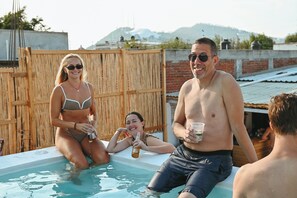 8 outdoor pools