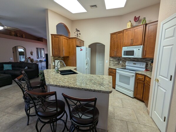 Microwave, oven, stovetop, dishwasher - Havasu heaven!!!!
3 bedroom house with pool and hot tub in Lake Havasu City (Lake Havasu City)