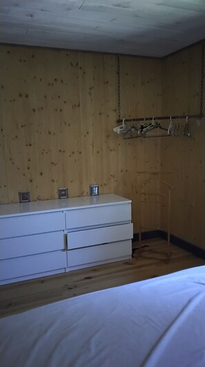1 slaapkamer, een strijkplank/strijkijzer, beddengoed