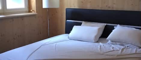 1 habitación, tabla de planchar con plancha y ropa de cama