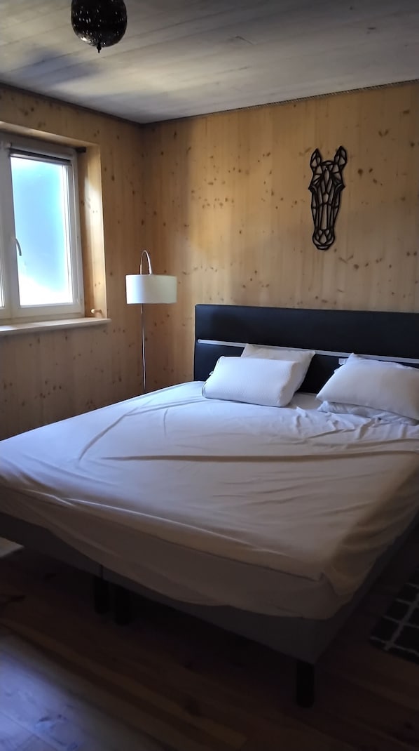 1 slaapkamer, een strijkplank/strijkijzer, beddengoed