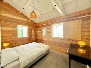 4 habitaciones, tabla de planchar con plancha y ropa de cama 