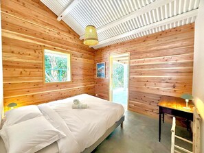 3 bedrooms, iron/ironing board, bed sheets
