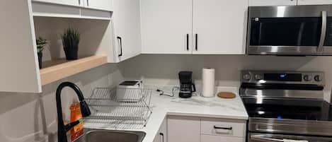 Frigorífico, microondas, horno y placa de cocina