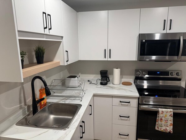 Frigorífico, microondas, horno y placa de cocina