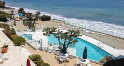 Oceanfront Gem w/ Balcony, Pool, Hot Tub & Carbon Beach Access Bluewater Haven by Avantstay