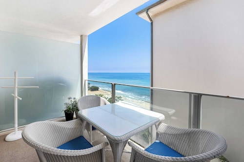 Oceanfront Gem w/ Balcony, Pool, Hot Tub & Carbon Beach Access Bluewater Haven by Avantstay