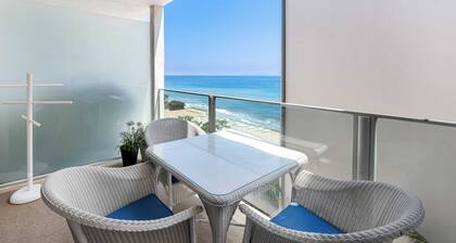 Oceanfront Gem w/ Balcony, Pool, Hot Tub & Carbon Beach Access Bluewater Haven by Avantstay