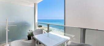 Oceanfront Gem w/ Balcony, Pool, Hot Tub & Carbon Beach Access Bluewater Haven by Avantstay